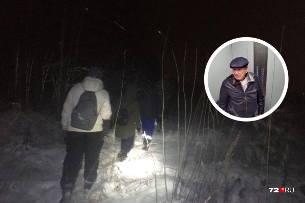 Мужчину зафиксировала камера дома, где он живет. Он ехал в лифте 29 октября в пятом часу вечера. Обратно уже не поднимался Мужчину зафиксировала камера дома, где он живет. Он ехал в лифте 29 октября в пятом часу вечера. Обратно уже не поднимался
