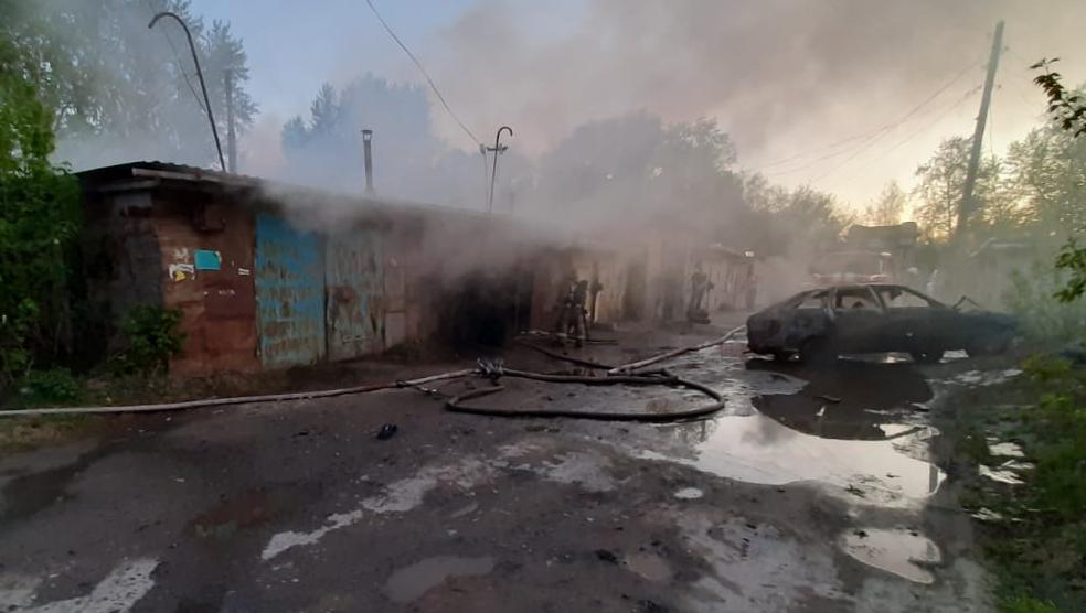 Пожарные проливают сгоревшие конструкции Пожарные проливают сгоревшие конструкции