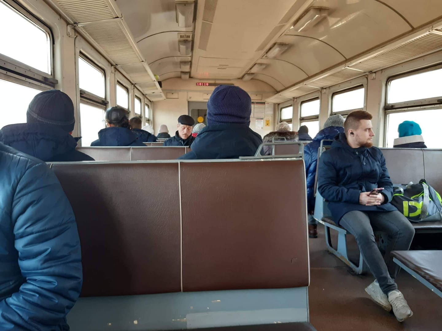 Так выглядит вагон электрички сегодня утром. Как пишут наши читатели, людей больше, чем обычно, из-за того что сократили количество поездов Так выглядит вагон электрички сегодня утром. Как пишут наши читатели, людей больше, чем обычно, из-за того что сократили количество поездов