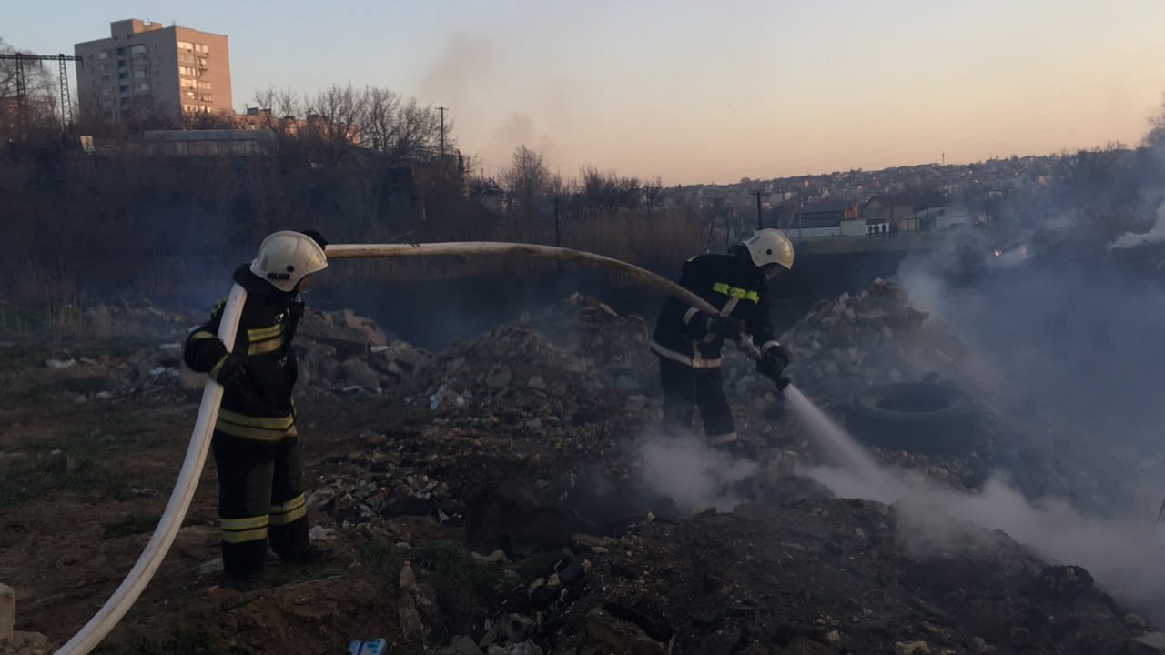 Новости часа волгограда. Пожар Пойма Волгоград. Пожар в пойме царица. Пожар в пойме Ленинского района. Пожар в Волгограде в пойме царицы.