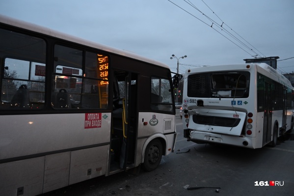 Водитель одного из автобусов не соблюдал дистанцию Водитель одного из автобусов не соблюдал дистанцию