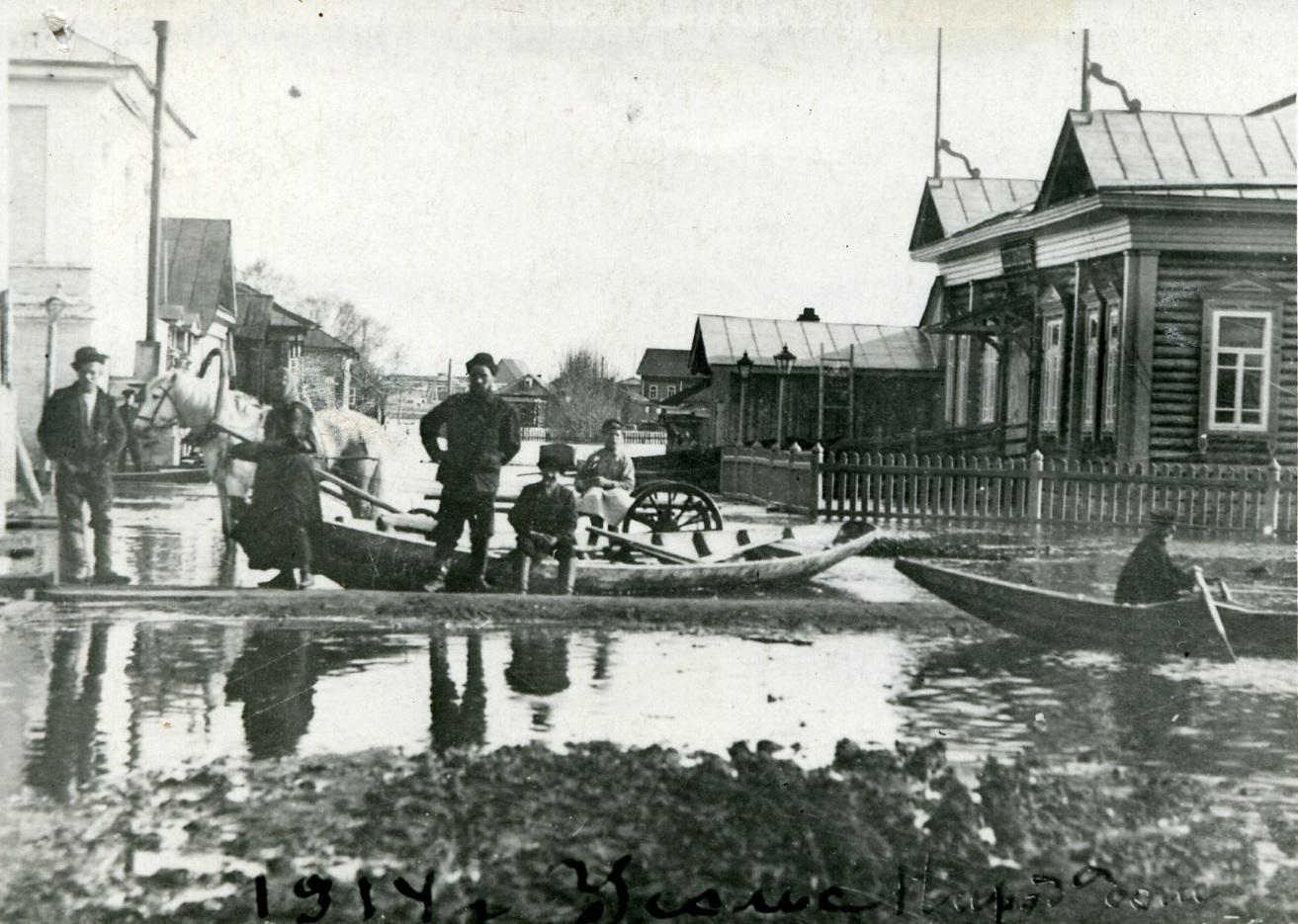 Улицы села Новое Усолье во время наводнения в 1914 году. Ущерб от большой воды был немалый: гибли люди, скот, рушились деревянные солеварни. Весной 1899 года в Березниковском театре давали спектакль в пользу семейств утонувших рабочих содового завода Улицы села Новое Усолье во время наводнения в 1914 году. Ущерб от большой воды был немалый: гибли люди, скот, рушились деревянные солеварни. Весной 1899 года в Березниковском театре давали спектакль в пользу семейств утонувших рабочих содового завода