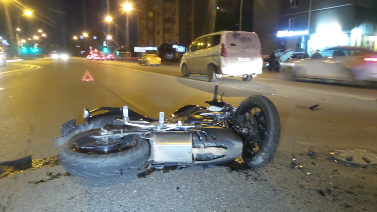 На улице Репина мотоциклист врезался в автомобиль, который разворачивался в правом ряду