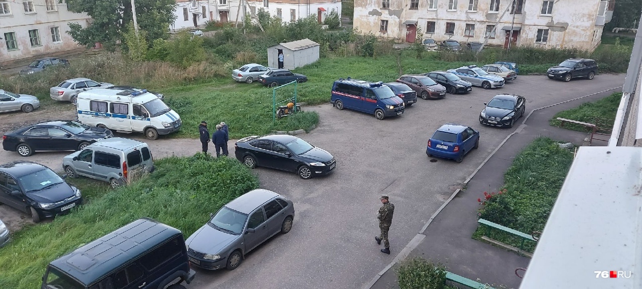 Весь день дом был окружен полицией Весь день дом был окружен полицией
