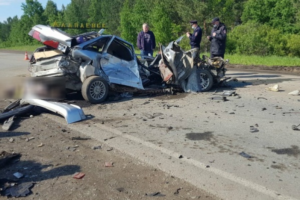 Никто из ехавших в ВАЗ-2112 не выжил Никто из ехавших в ВАЗ-2112 не выжил