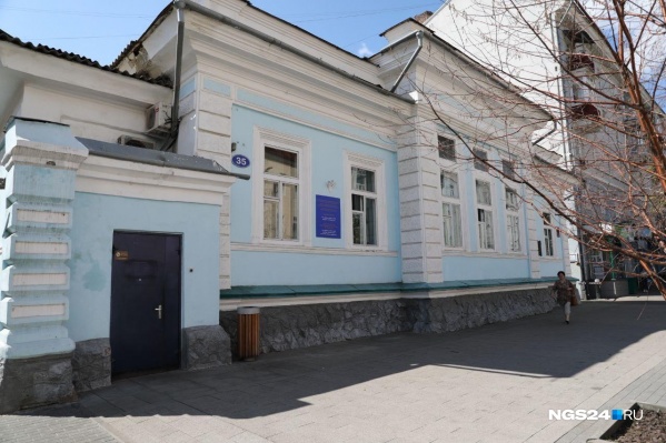 За внешним видом дома со стороны Мира еще следят, чего не скажешь, если зайти во внутренний двор За внешним видом дома со стороны Мира еще следят, чего не скажешь, если зайти во внутренний двор