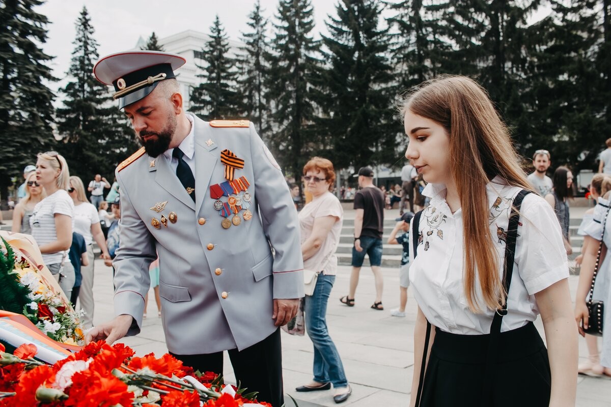 Алексей Мартынов с дочерью Викторией. В 2000 году ему было 24 года. Он — выпускник челябинского физико-математического лицея № 31 и нижегородской академии МВД Алексей Мартынов с дочерью Викторией. В 2000 году ему было 24 года. Он — выпускник челябинского физико-математического лицея № 31 и нижегородской академии МВД