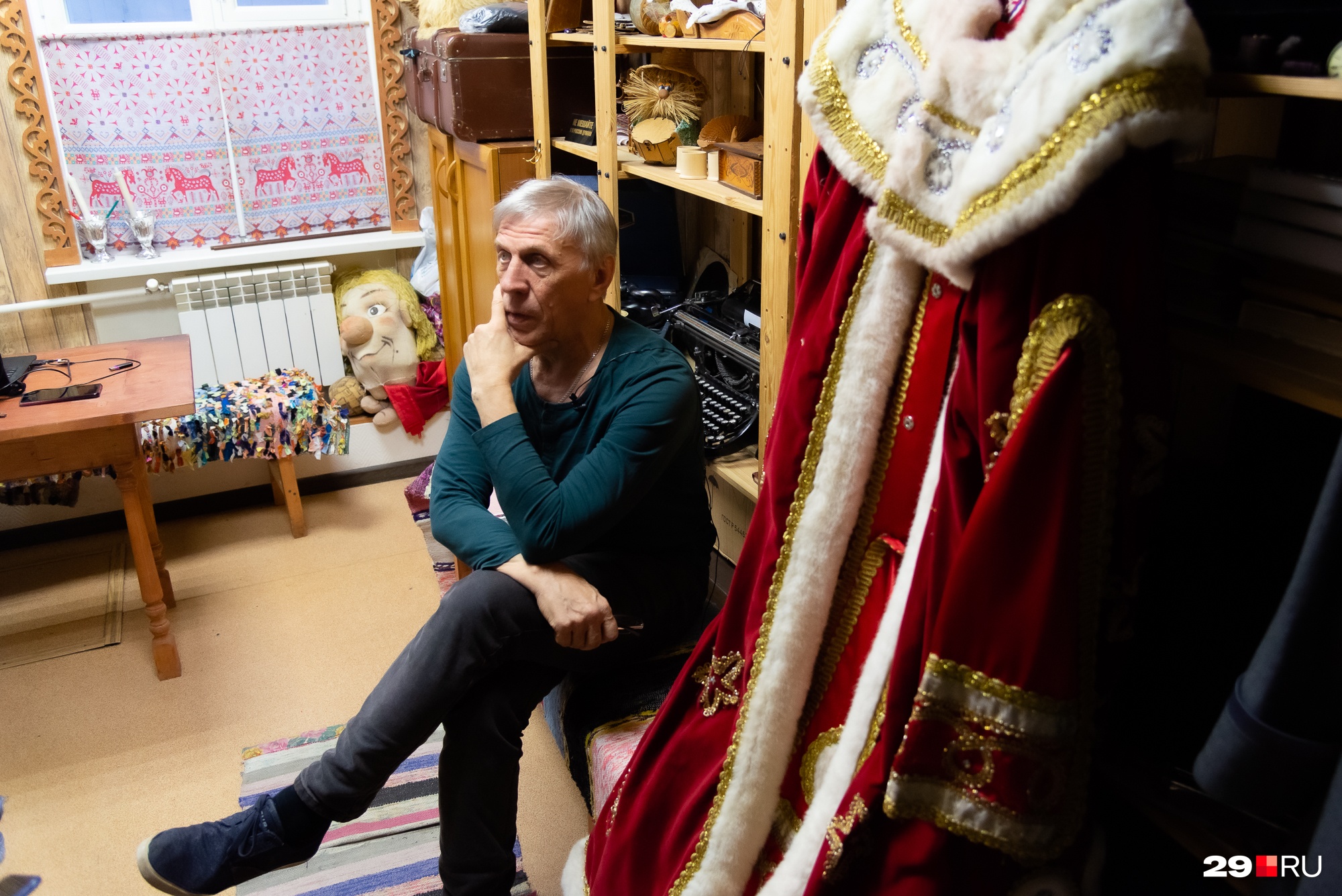 «Дедморозить» наш герой начал в 1979 году — тогда он был молодым танцовщиком Северного русского народного хора<br> «Дедморозить» наш герой начал в 1979 году — тогда он был молодым танцовщиком Северного русского народного хора<br>