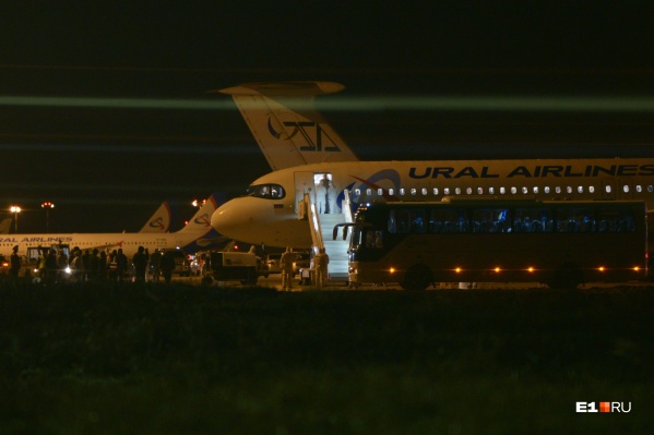 Самолет окружили медики