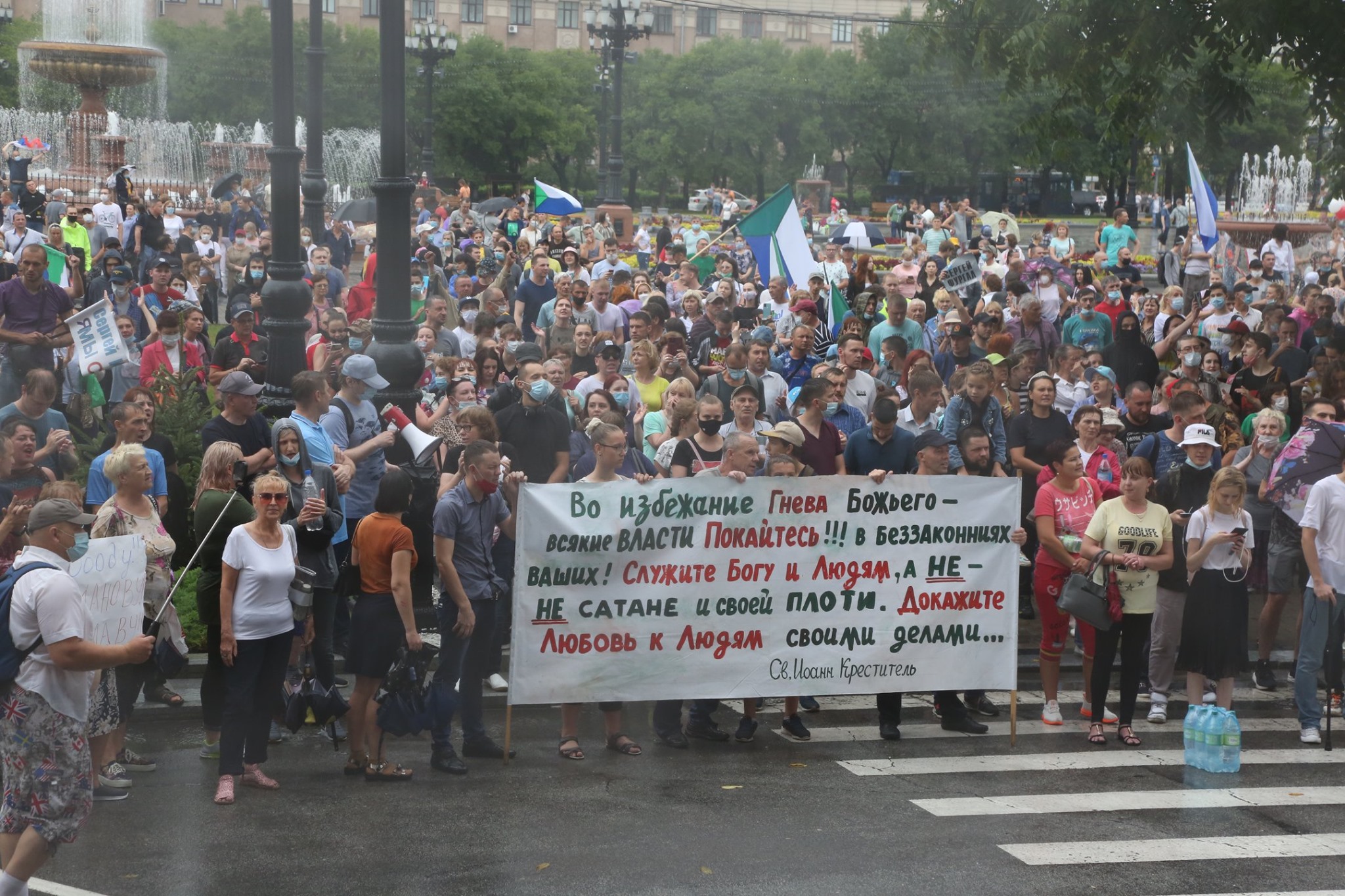 «Не боятся ни стихии, ни арестов»: репортаж екатеринбуржца о многотысячных протестах в Хабаровске