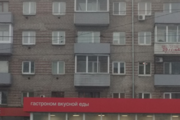 Пожилая женщина выпала из окна 4-го этажа на козырек 1-го этажа Пожилая женщина выпала из окна 4-го этажа на козырек 1-го этажа