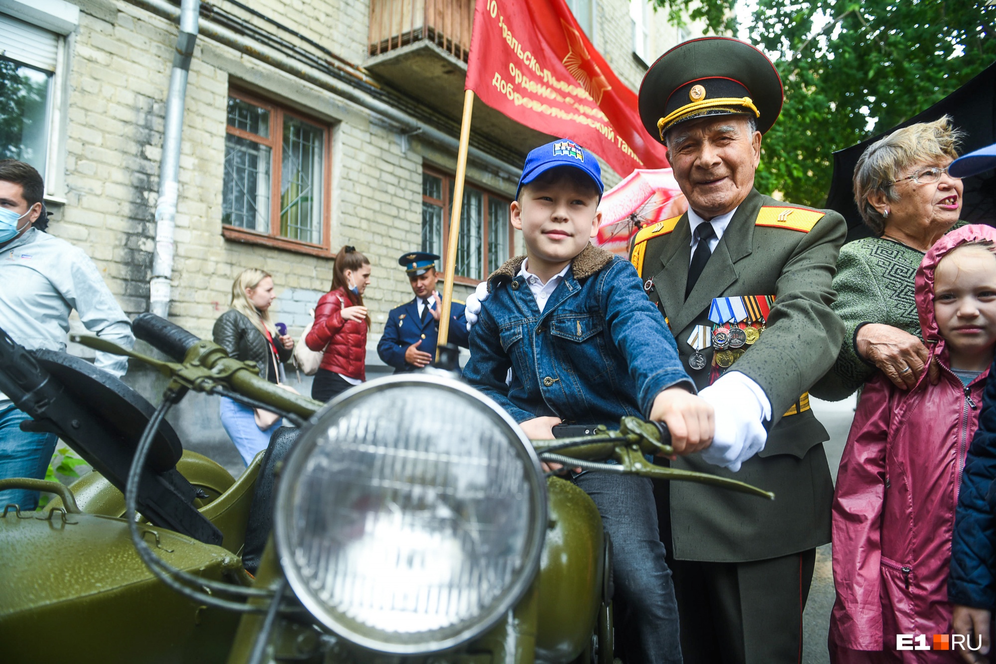Парад с доставкой на дом: трогательные фото, как военные в Екатеринбурге поздравляли ветеранов
