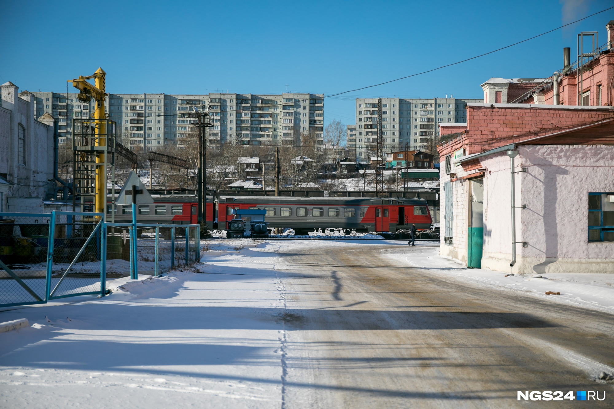 В основном предприятие работает на нужды Красноярской железной дороги. С 2013 года завод принадлежит группе компаний «Афина Паллада»