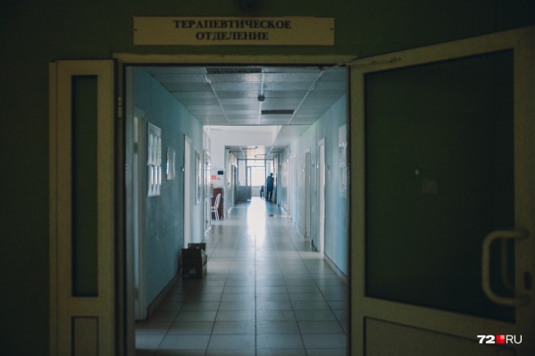 В местных государственных медучреждениях вы не увидите очередей: там строго соблюдается карантин, введенный 18 марта. С этого дня отменены все профилактические мероприятия (диспансеризация, осмотр детей до 1 года и так далее). Отложили и плановые госпитализации В местных государственных медучреждениях вы не увидите очередей: там строго соблюдается карантин, введенный 18 марта. С этого дня отменены все профилактические мероприятия (диспансеризация, осмотр детей до 1 года и так далее). Отложили и плановые госпитализации