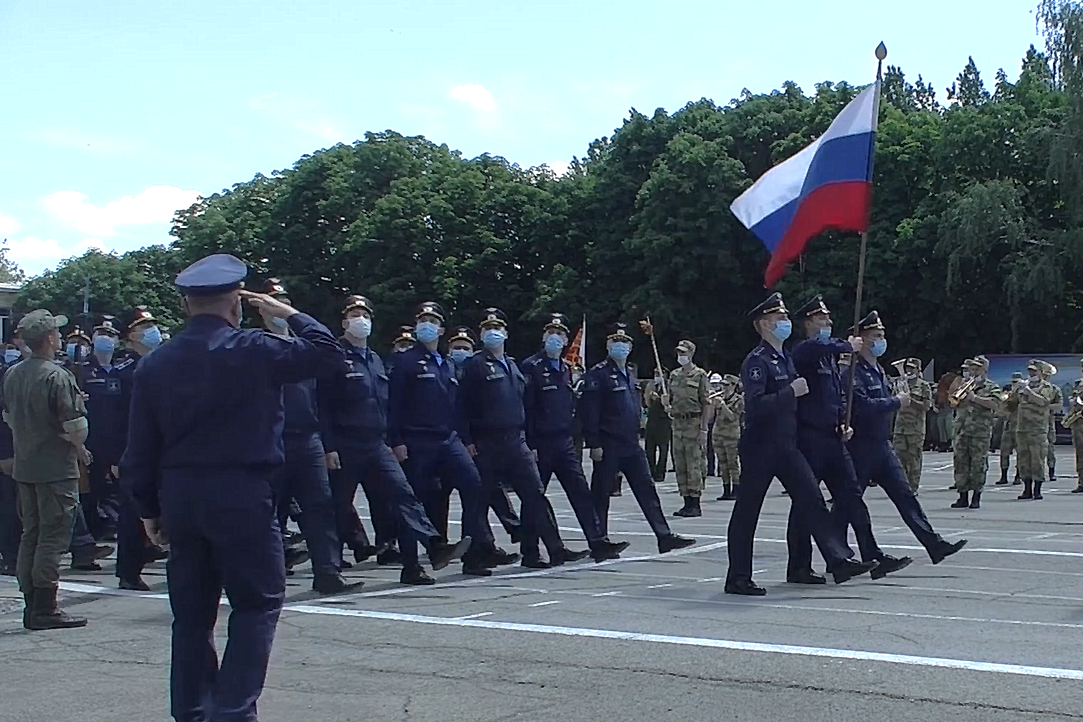 В Новочеркасске военные в масках «прогнали» парад Победы. Публикуем видео с репетиции