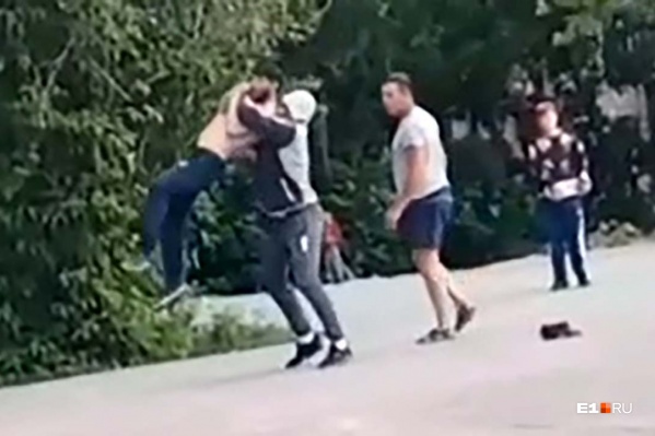 Мужчина приставал к прохожим, а потом полез в драку Мужчина приставал к прохожим, а потом полез в драку 
