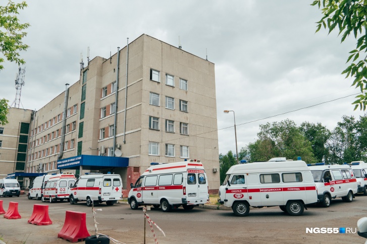 В пик пандемии у <nobr class="_">МСЧ-4</nobr> постоянно скапливались очереди из скорых В пик пандемии у <nobr class="_">МСЧ-4</nobr> постоянно скапливались очереди из скорых