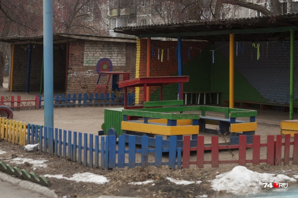 В детских садах сейчас пустынно В детских садах сейчас пустынно