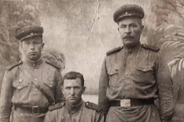 На фотографии Николай Иванович (слева) с сослуживцами На фотографии Николай Иванович (слева) с сослуживцами