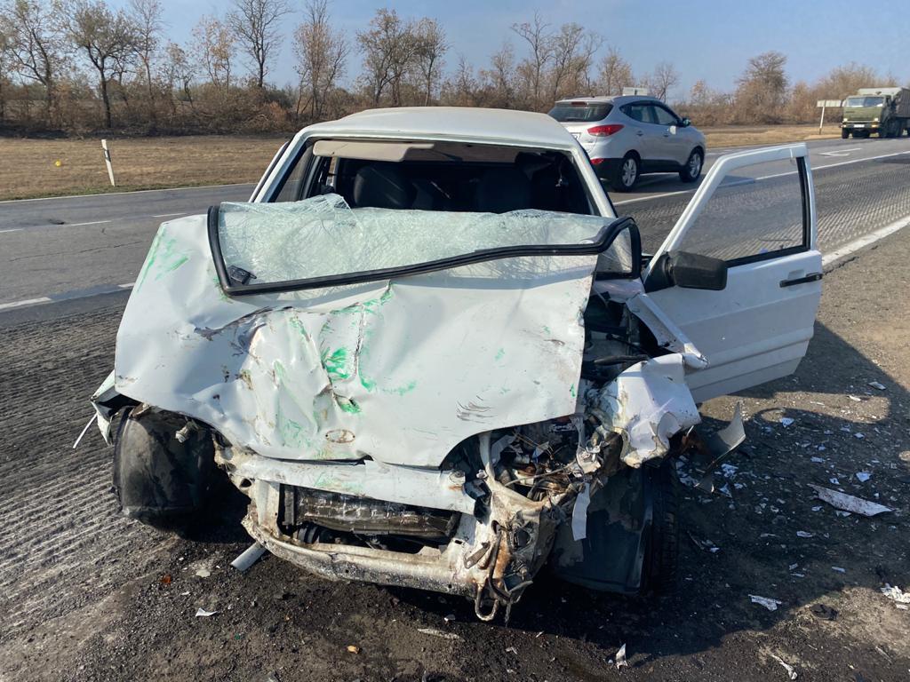 Переднюю часть ВАЗа смяло Переднюю часть ВАЗа смяло