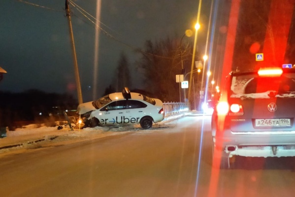 Машина въехала в столб