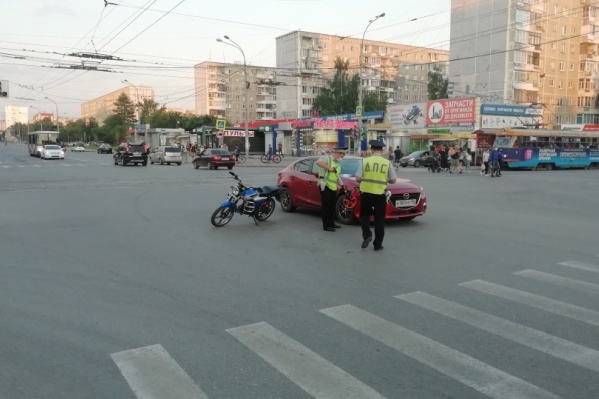 Mazda поворачивала налево, а мопед ехал прямо во встречном направлении Mazda поворачивала налево, а мопед ехал прямо во встречном направлении