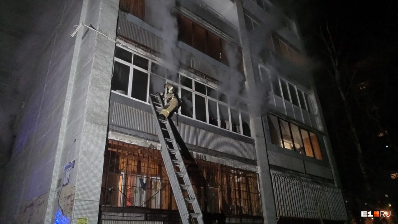 На ВИЗе посреди ночи загорелась квартира в многоэтажке. Двое пострадали, 70 человек эвакуировали