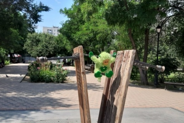По документам в парке стоят дорогие светильники По документам в парке стоят дорогие светильники