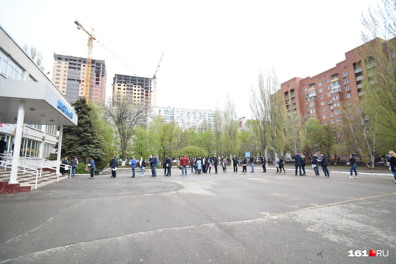 В школу пускают по 3–4 человека В школу пускают по 3–4 человека