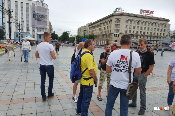 Корреспондент E1.RU в прямом эфире расскажет и покажет, как проходит акция в поддержку Фургала Корреспондент E1.RU в прямом эфире расскажет и покажет, как проходит акция в поддержку Фургала