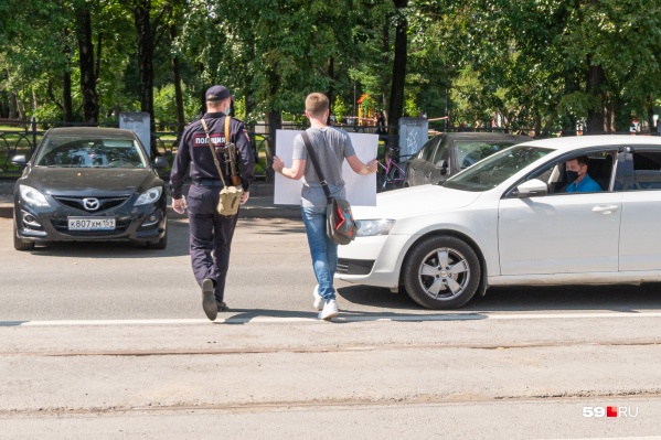 Михаила посадили в машину без каких-либо опознавательных знаков Михаила посадили в машину без каких-либо опознавательных знаков