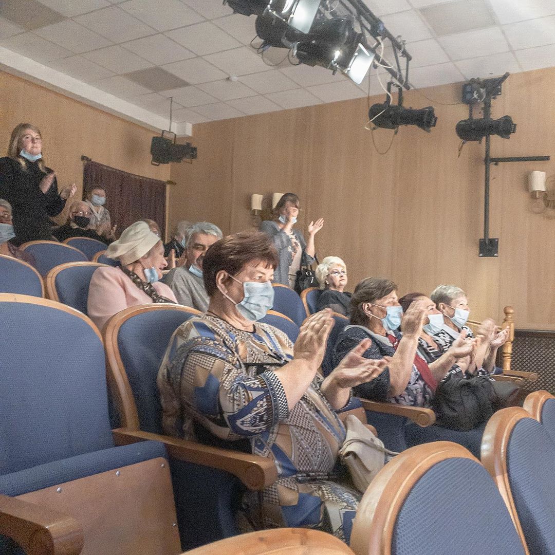 Местные жители на одном из спектаклей театра Местные жители на одном из спектаклей театра 