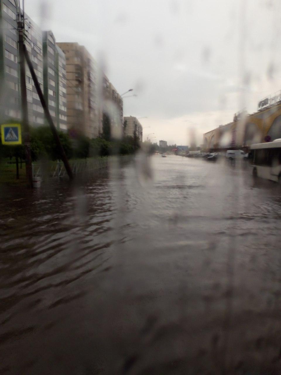 После часового дождя юг Петербурга переживает локальное наводнение
