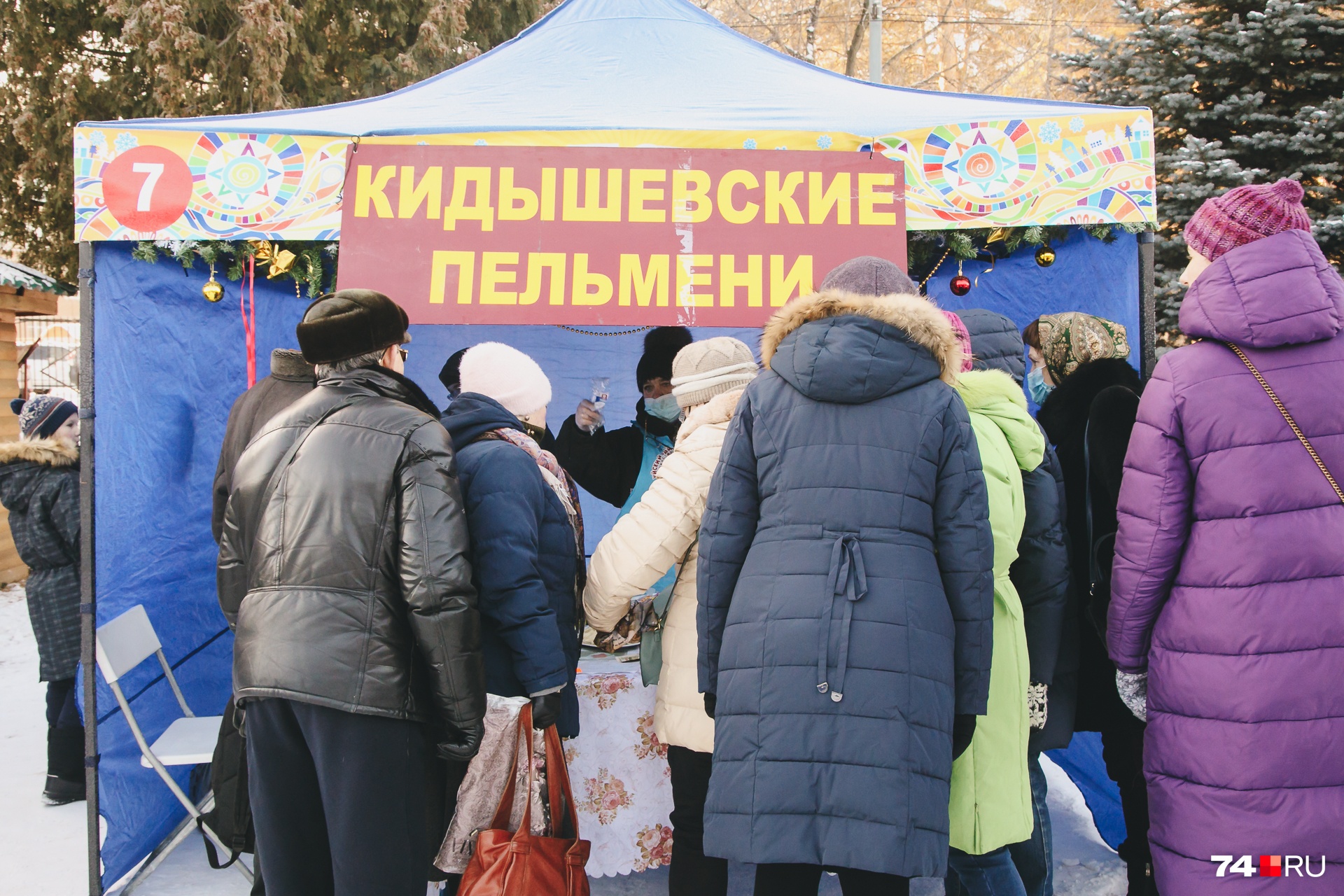 Около некоторых палаток даже выстраивались очереди Около некоторых палаток даже выстраивались очереди
