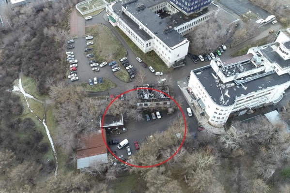Многоэтажный дом предлагают построить на участке, который выделен кругом Многоэтажный дом предлагают построить на участке, который выделен кругом