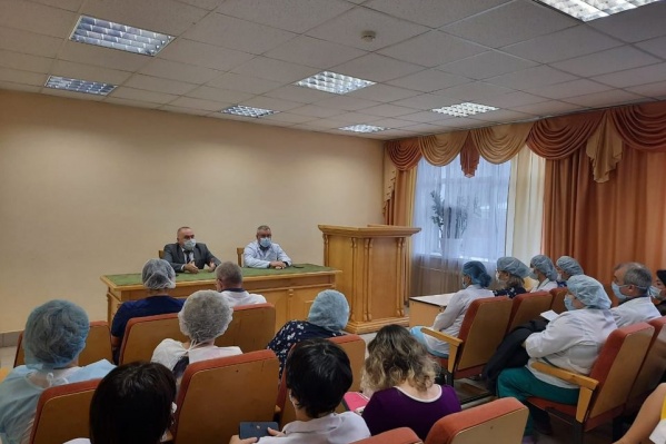 Министр на встрече с коллективом больницы Министр на встрече с коллективом больницы