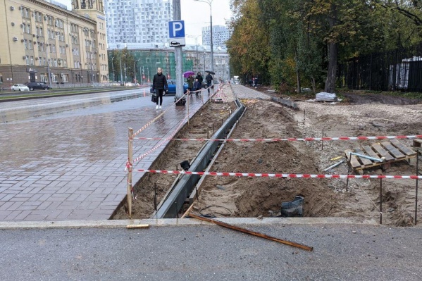 После того как жители возмутились столбами на пешеходной дорожке, администрация пообещала внести изменения в проект. Похоже, что они сдержали слово. Велодорожку увели чуть правее, что позволило расширить пешеходную часть и хоть как-то компенсировать абсурдность проектного решения После того как жители возмутились столбами на пешеходной дорожке, администрация пообещала внести изменения в проект. Похоже, что они сдержали слово. Велодорожку увели чуть правее, что позволило расширить пешеходную часть и хоть как-то компенсировать абсурдность проектного решения