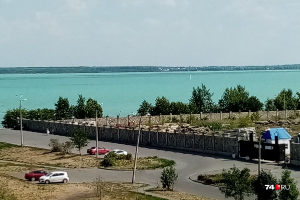 Ярко-бирюзовая вода с непривычки бросается в глаза Ярко-бирюзовая вода с непривычки бросается в глаза