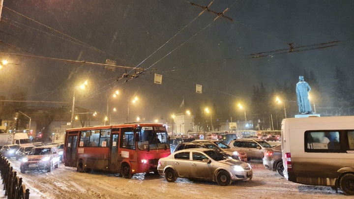 Пробки уже 10 баллов: снегопад в час пик парализовал движение в Ярославле