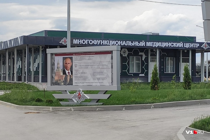 Ни людей, ни признаков жизни. Только портрет президента Ни людей, ни признаков жизни. Только портрет президента