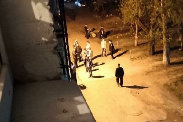 На месте происшествия: к дому приехали полицейские и разговаривают с участниками конфликта На месте происшествия: к дому приехали полицейские и разговаривают с участниками конфликта