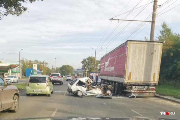 Фура стояла на дороге, когда в неё на полном ходу влетела легковушка Фура стояла на дороге, когда в неё на полном ходу влетела легковушка