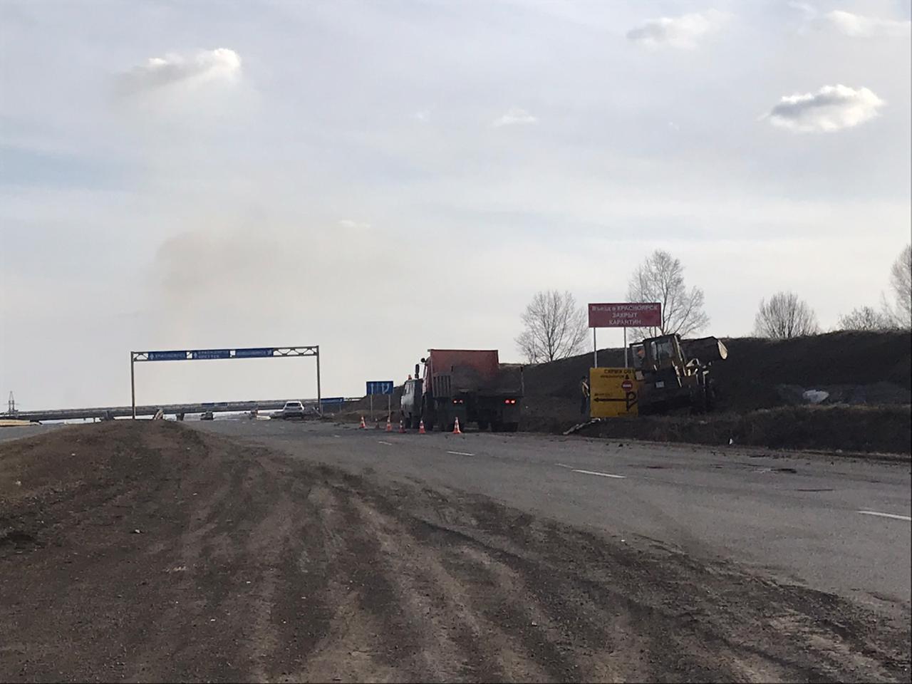 На границах города выставляют знаки о карантине в Красноярске На границах города выставляют знаки о карантине в Красноярске