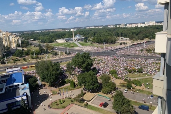 Фотографии воскресного митинга против действующего президента Белоруссии заполонили интернет<br> Фотографии воскресного митинга против действующего президента Белоруссии заполонили интернет<br>