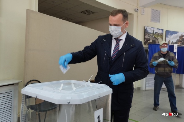 Шумков голосовал на избирательном участке в Культурно-выставочном центре Шумков голосовал на избирательном участке в Культурно-выставочном центре