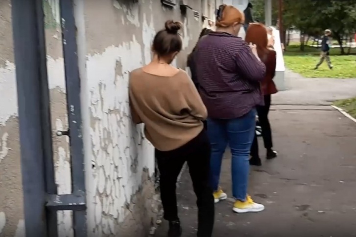 Очередь в кабинет неотложки начинается на улице Очередь в кабинет неотложки начинается на улице