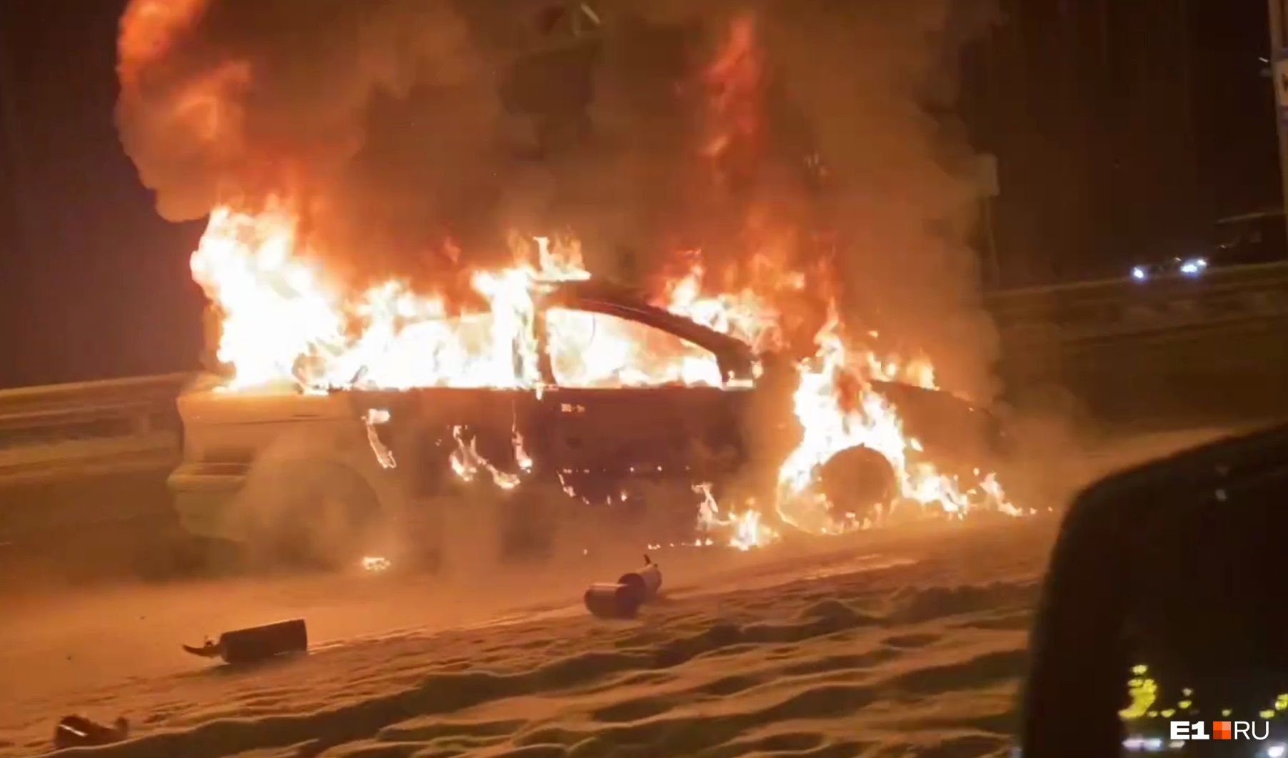 В Екатеринбурге посреди улицы загорелся автомобиль. На дороге образовалась пробка