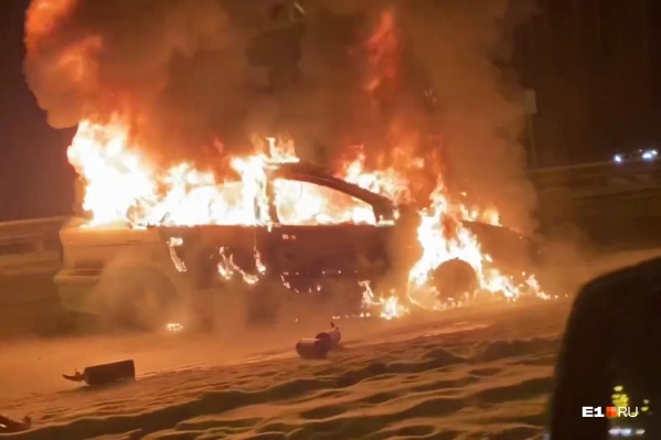 Автомобиль вспыхнул поздно вечером Автомобиль вспыхнул поздно вечером