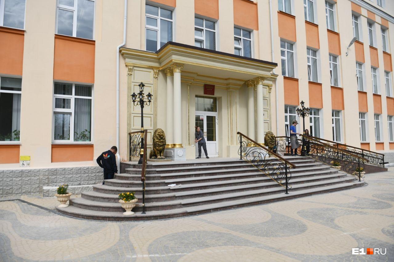 Фасад у школы пока стандартный, но есть планы поменять и его Фасад у школы пока стандартный, но есть планы поменять и его