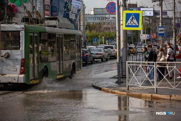 Такая лужа собралась в центре города Такая лужа собралась в центре города